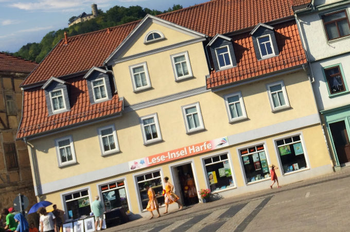 Lese-Insel Harfe mit Burg Greifenstein in Bad Blankenburg, Thüringen