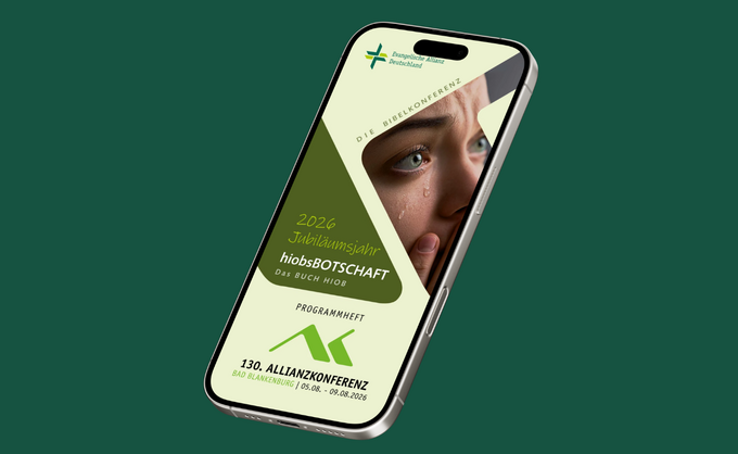 Ein Smartphone zeigt ein Programmheft für die 130. Allianzkonferenz 2026. Das Design enthält den Titel "hiobsBOTSCHAFT" und ein Bild eines nachdenklichen Gesichts mit Tränen. Die Farben sind grün und beige, mit einem Logo in der oberen linken Ecke.