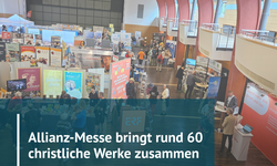 Eine große Messehalle mit Ständen von etwa 60 christlichen Werken. Menschen bewegen sich zwischen den Ständen, die mit bunten Plakaten und Informationsmaterialien dekoriert sind. Die Atmosphäre ist lebhaft und einladend. (Text KI generiert)
