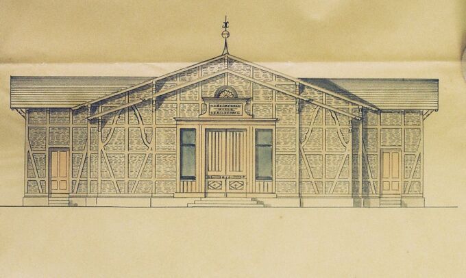 Zeichnung eines Gebäudes mit einem symmetrischen Fassadenentwurf. Die Fassade ist mit einem geometrischen Muster verziert. In der Mitte befindet sich ein Eingang mit einer großen Tür und darüber ein geschmückter Giebel. Links und rechts sind kleinere Türen sichtbar.