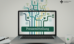 Ein Laptop zeigt den Text "Pressemitteilung" auf dem Bildschirm, umgeben von verschiedenen Symbolen, die Kommunikation und Medien darstellen. Daneben liegen ein Notizbuch und eine Tasse. Der Hintergrund ist hell und schlicht. (Text KI generiert)