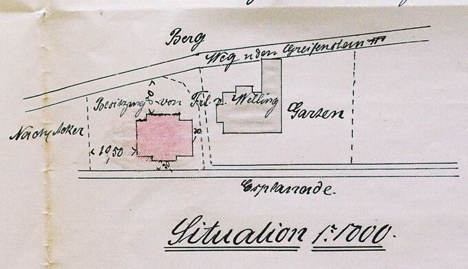 Eine handgezeichnete Karte zeigt die Situation eines Grundstücks mit einem Gebäude, umgeben von Linien und Beschriftungen. Es sind die Begriffe "Berg", "Garten" und "Situation 1:700" vermerkt, sowie Maße und eine Skizze des Grundstücks.